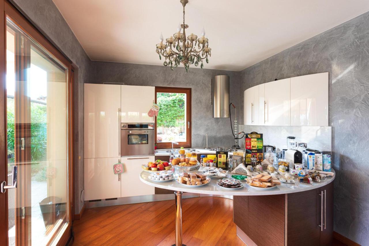 Bed and Breakfast Il Sasso Bianco Comerio Exterior foto